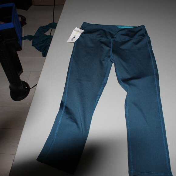Teal Markia Sport Capris Size Small New - Picture 1 of 5